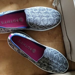 Stone grey snake sneakers rothy's - BNIB - size 8